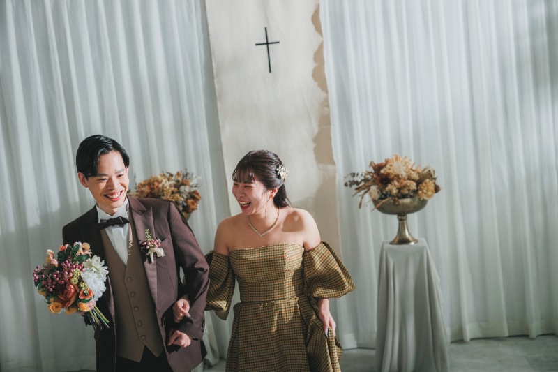 2人で歩む、楽しげなチャペル風スタジオ撮影