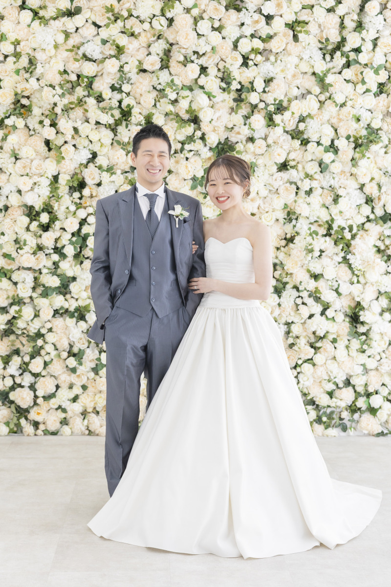 溢れる幸福感、花壁の前で