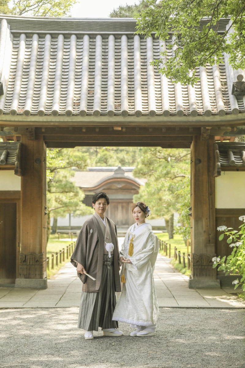 門の前でかっちりと