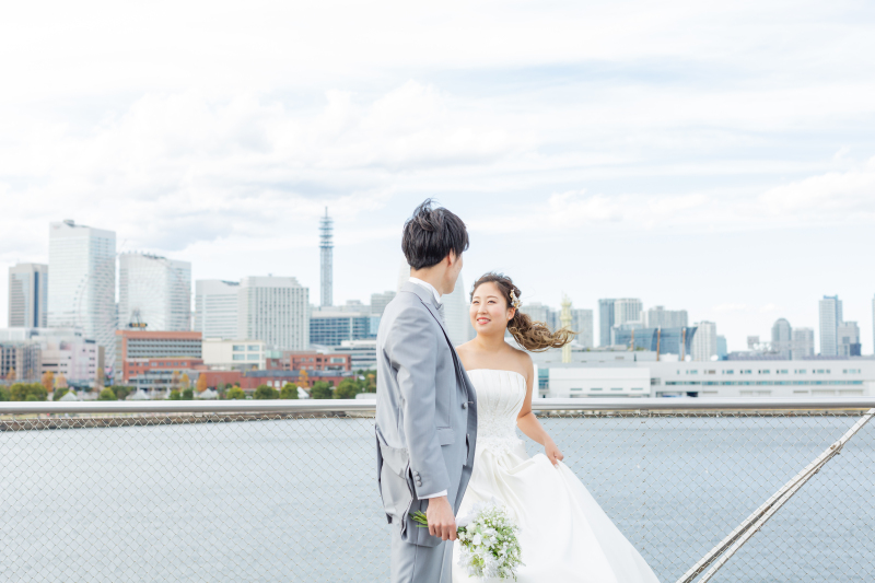 横浜の広々とした景色をバックに