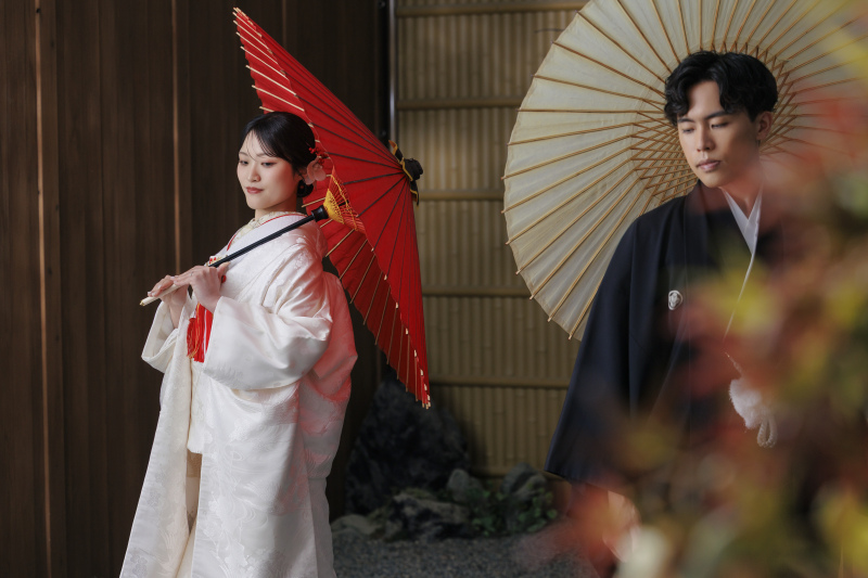 和装の二人、色鮮やかな番傘を手に