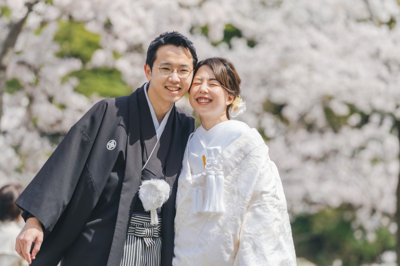 満開の桜を背景に