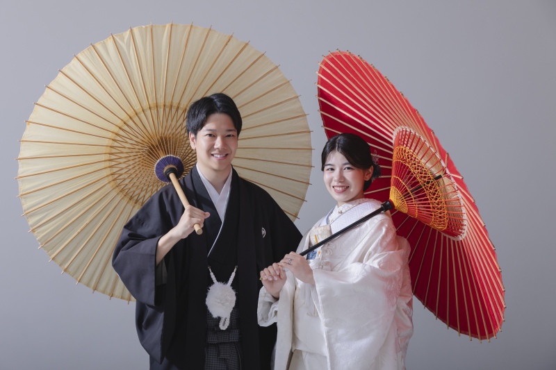 晴れやかな笑顔で、和傘を開いて
