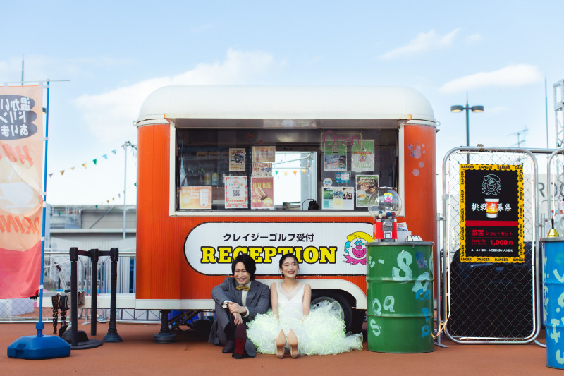 受付ワゴン前の全身