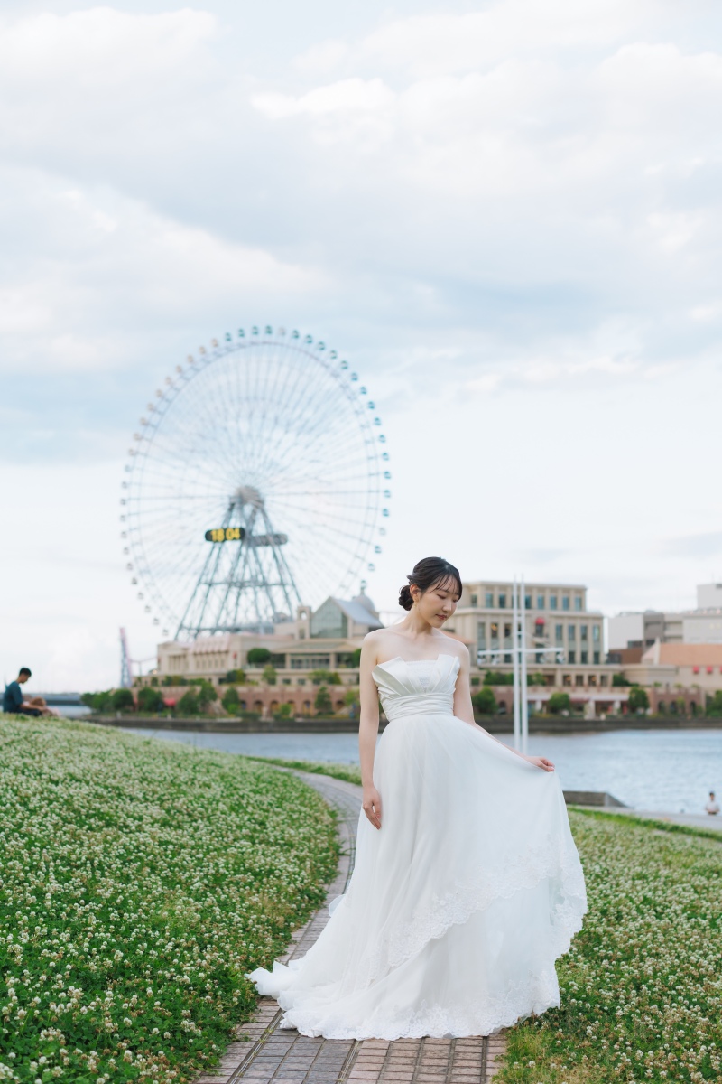 風にドレスを躍らせて