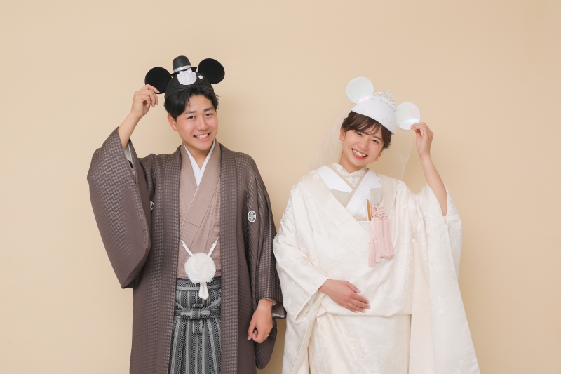 帽子をかぶってポーズ