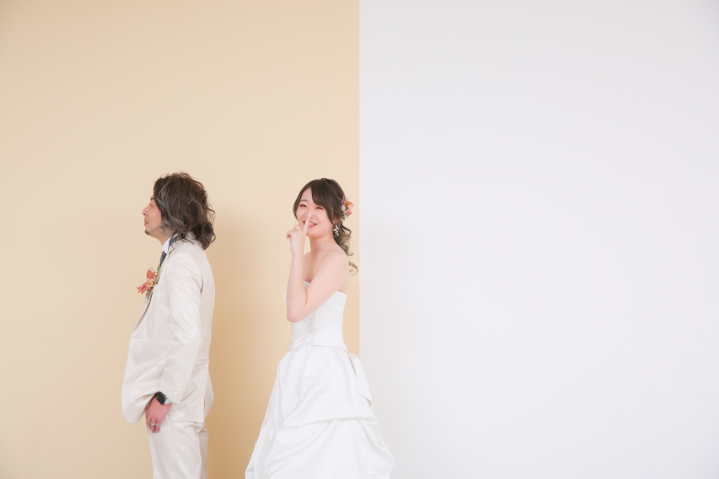 こっそり近づく新婦様...