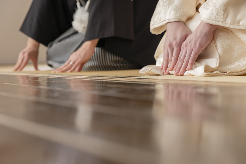 結ばれた手、日常への誓い