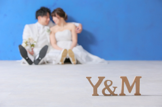 青い背景が映えるハウススタジオ