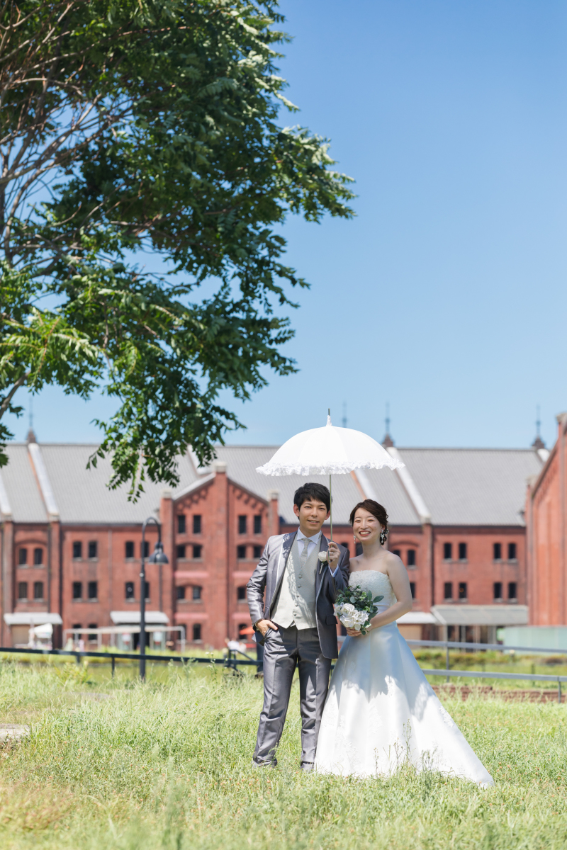 赤レンガを背景に!