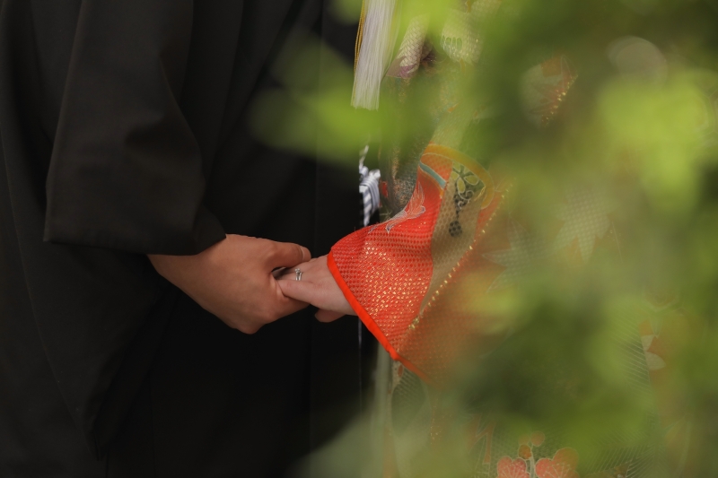 手を取り合って