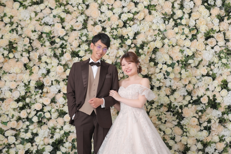 最後はお花に囲まれた華やかな1枚で