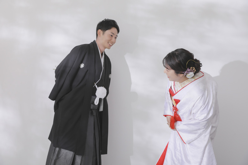 後ろで何か隠してる？