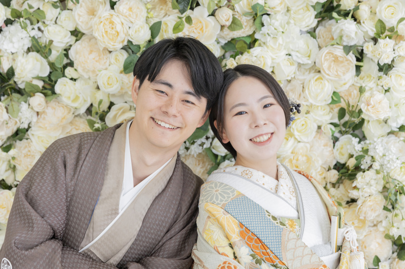 華やかなフラワーウォールでの笑顔