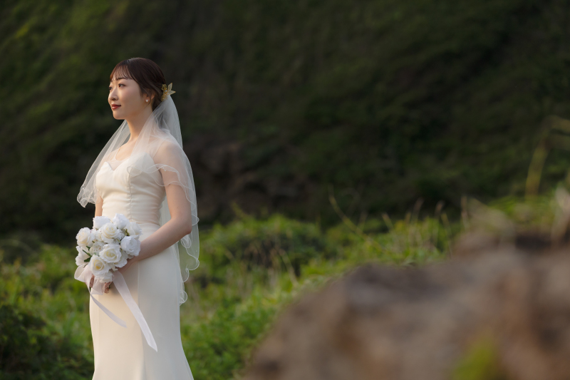 景色を見つめる新婦さま