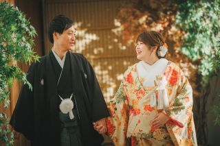 屋内庭園で夕焼けの雰囲気を