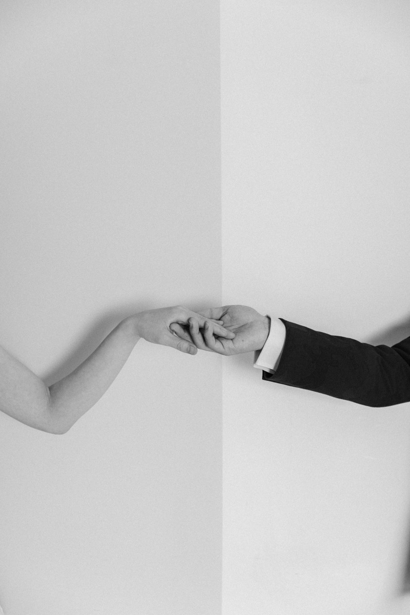 手だけ（モノクロ）