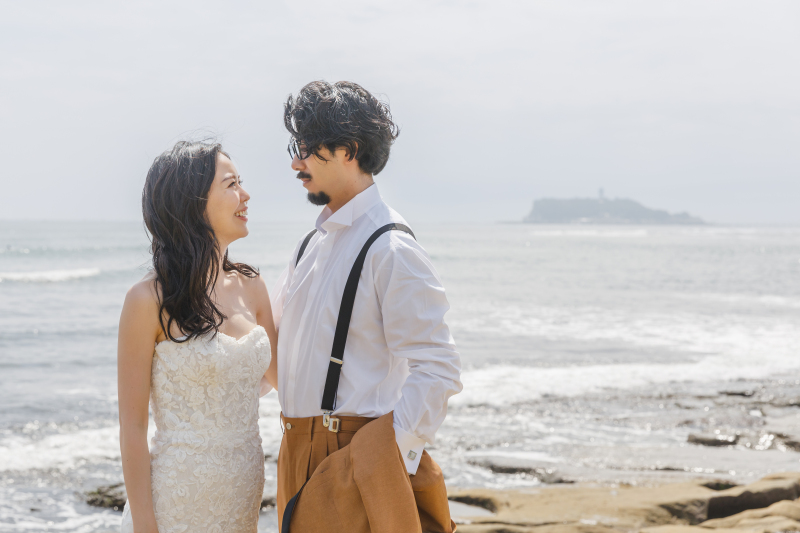 江ノ島を背景に