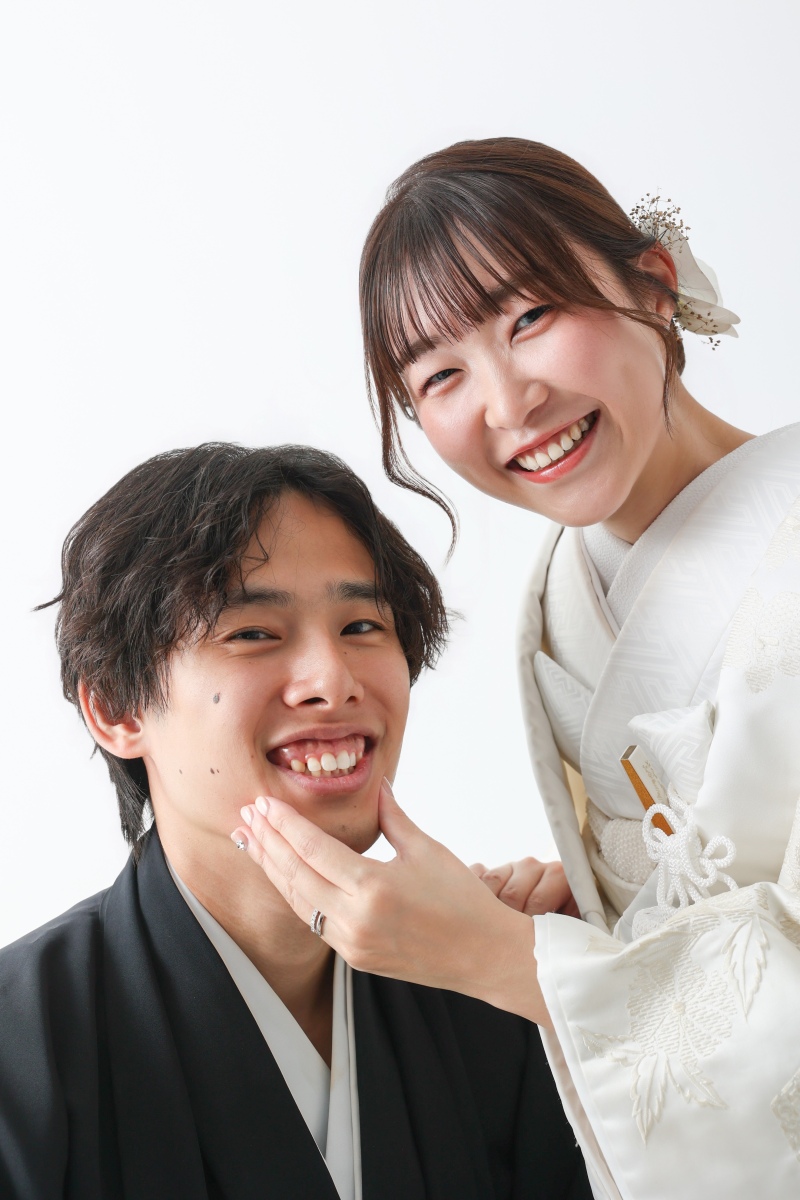アゴに手を添えてお茶目な笑顔