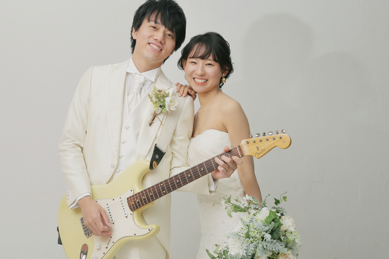 愛用のギターと一緒に