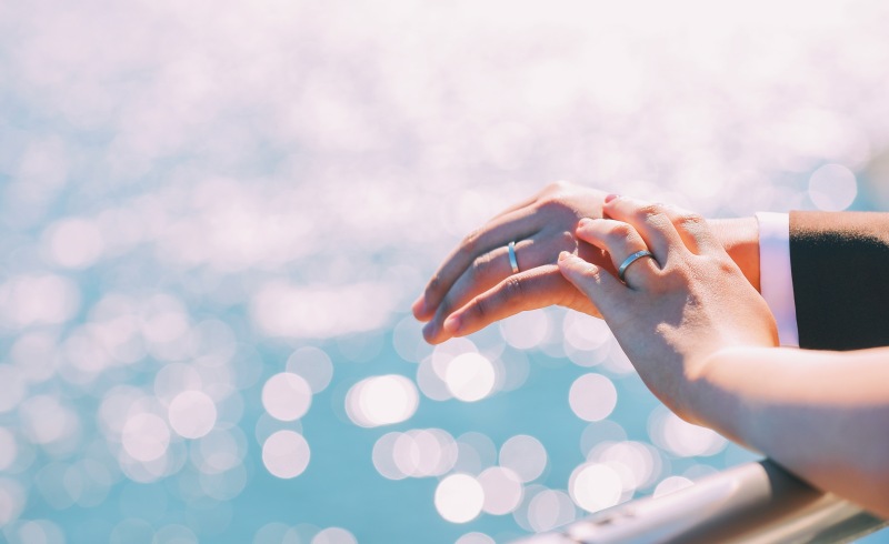 煌めく水面と指輪を一緒に