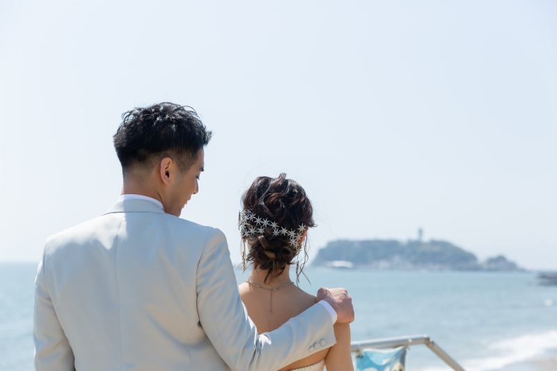 江ノ島を見つめる二人...