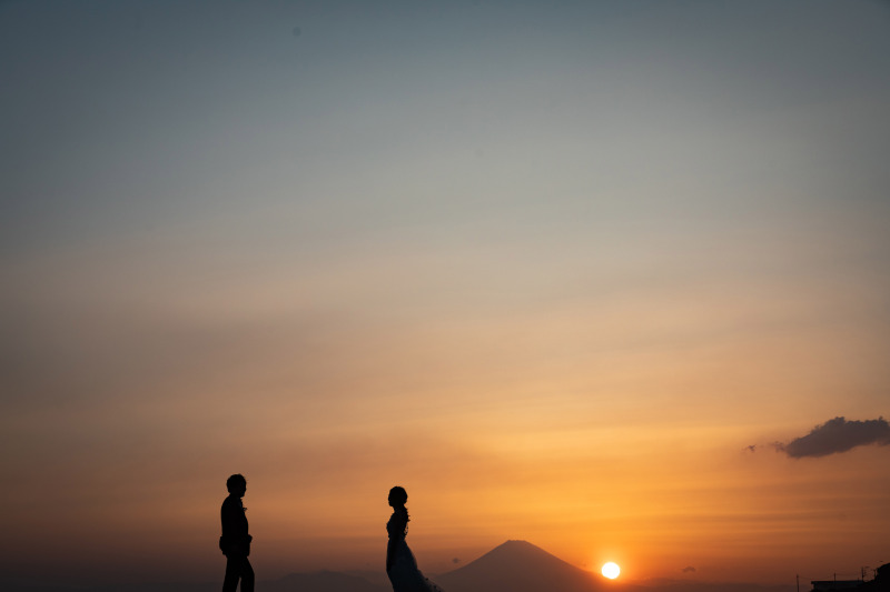 富士山をバックに