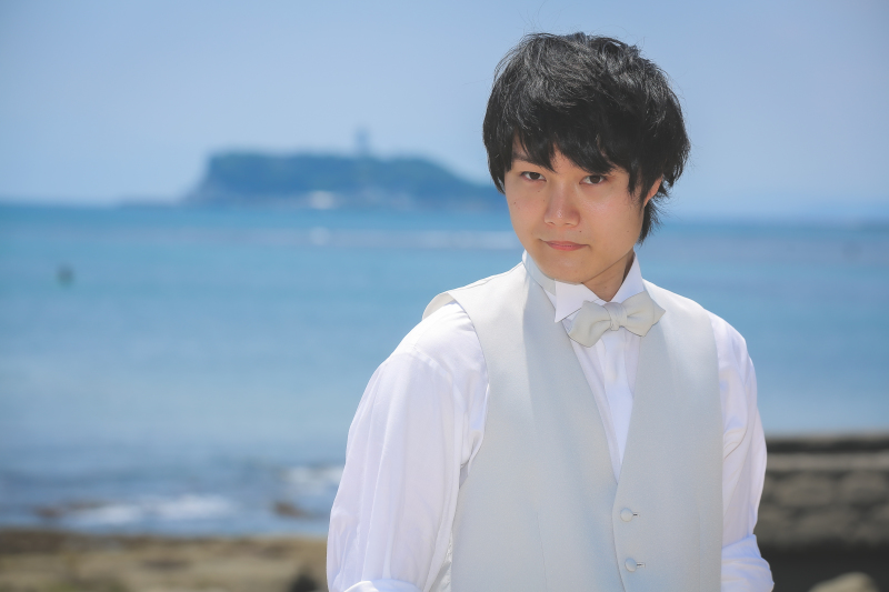 江ノ島を背景に凛々しいお姿の新郎様!