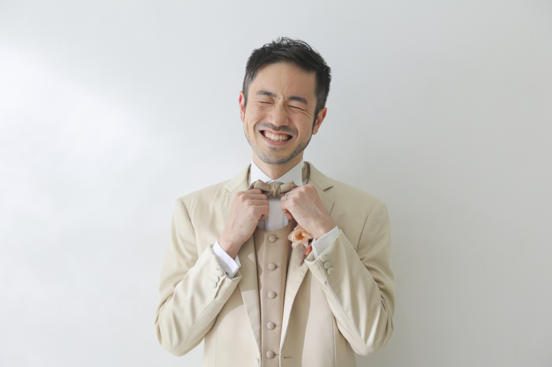 リボンタイを掴んで