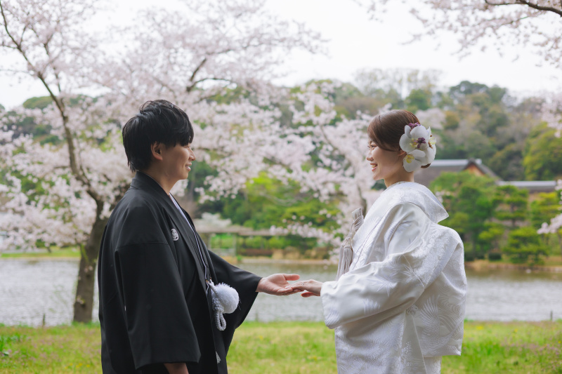 桜の木の下で、手を取り合って