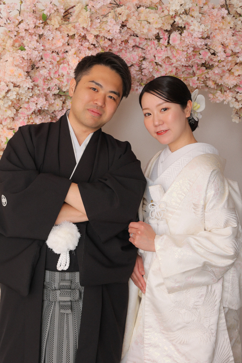 桜のアーチを背景に