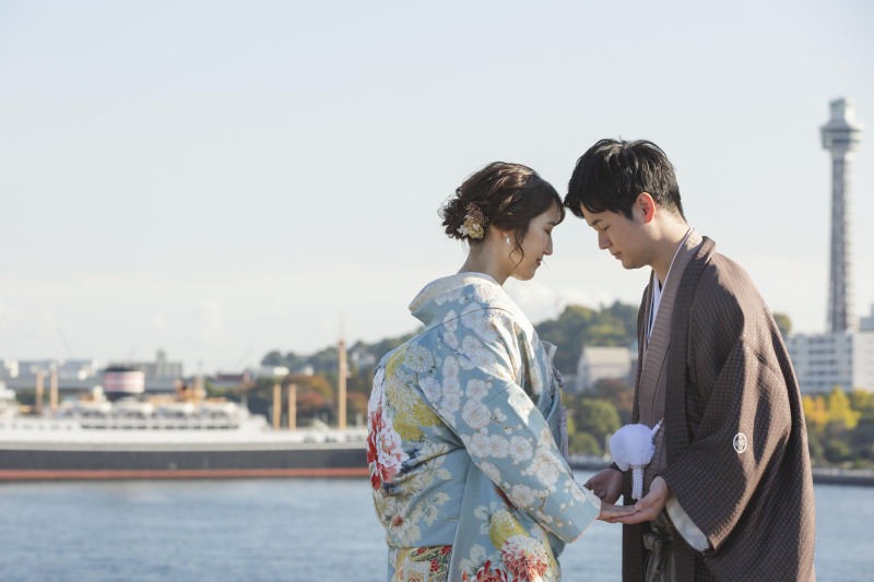 船をバックにおでこコツン♡