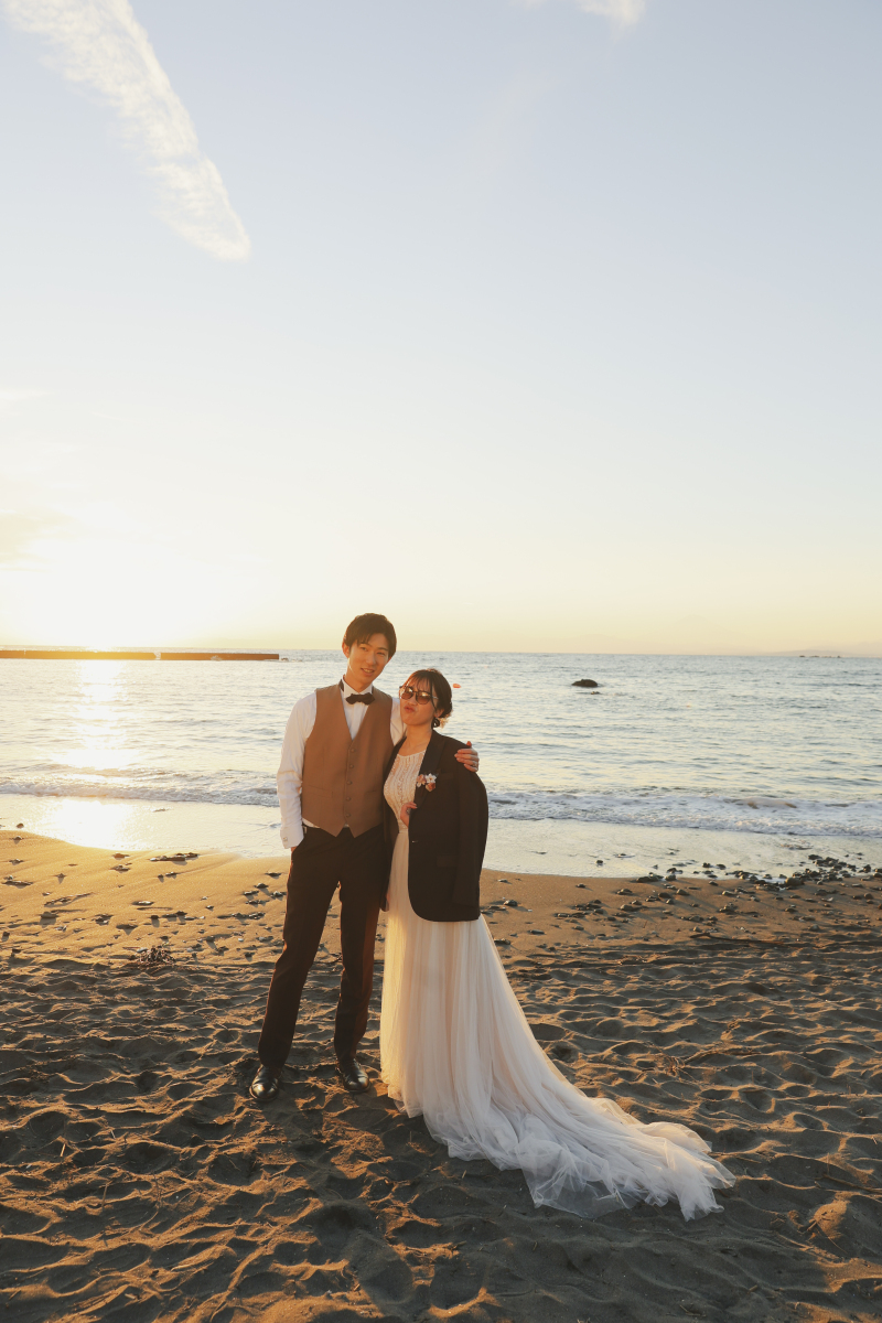 冬の寒さを感じさせないおふたりの表情に注目!