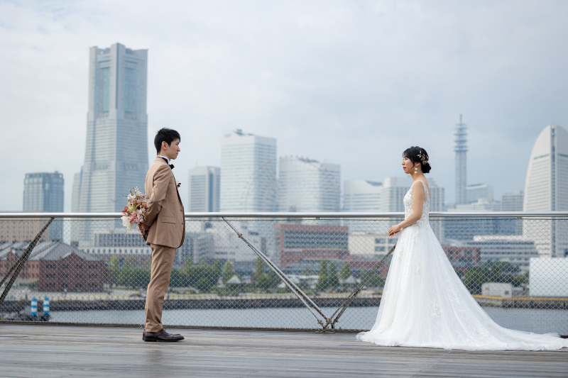 みなとみらい背景に目線をチェンジ