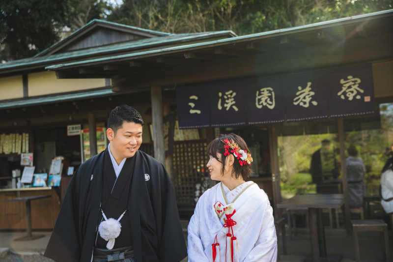 お茶屋さんの前で