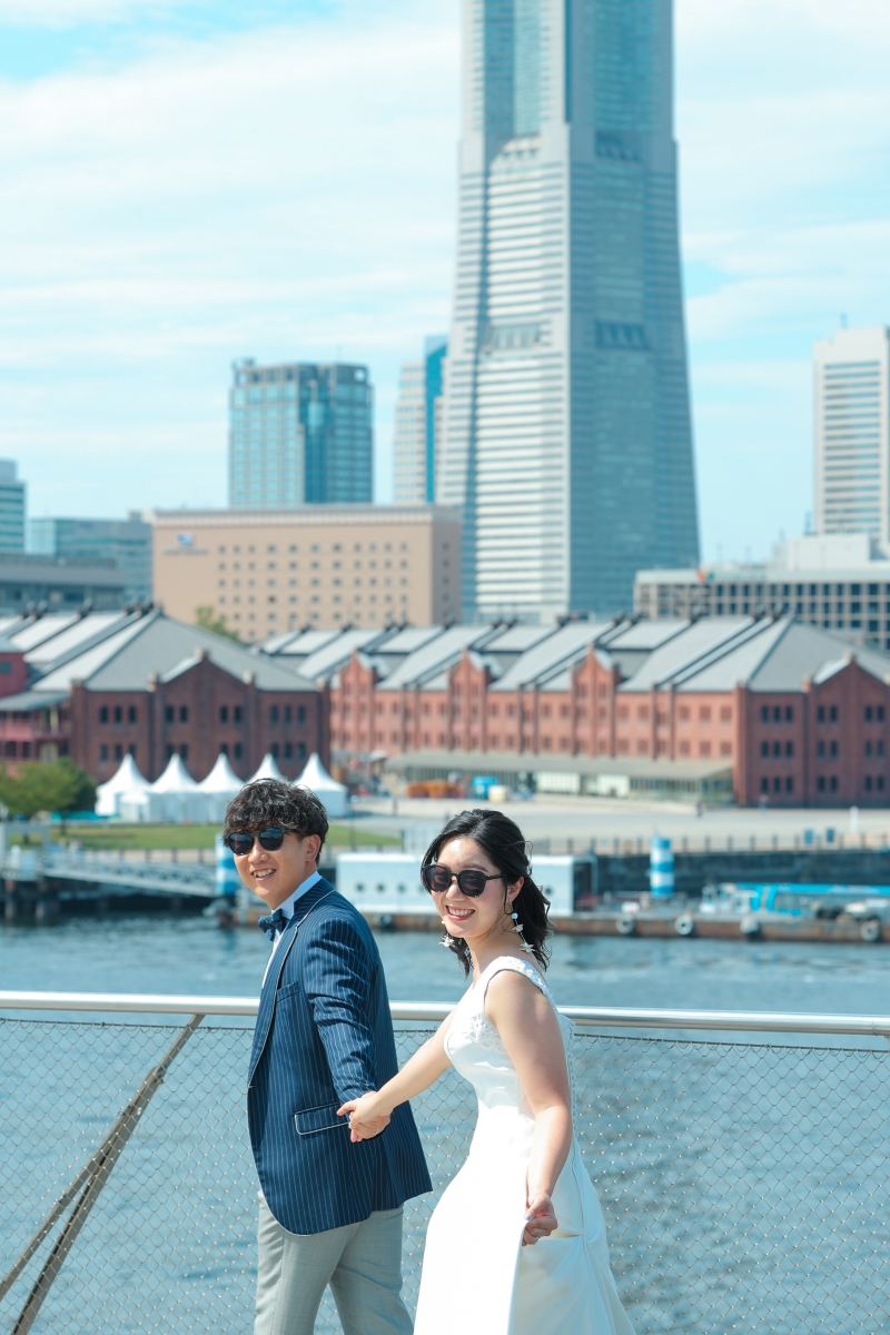 手を取って一緒に