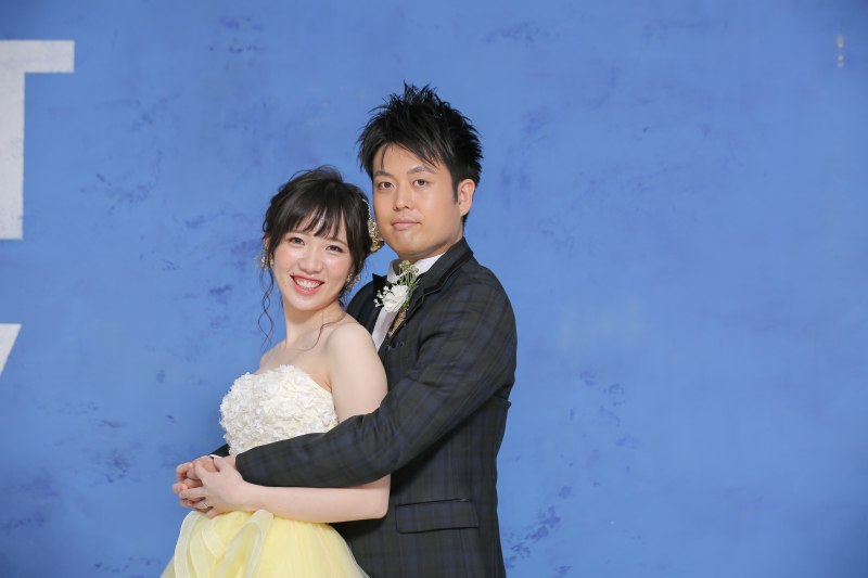 横浜らしいブルーの背景で