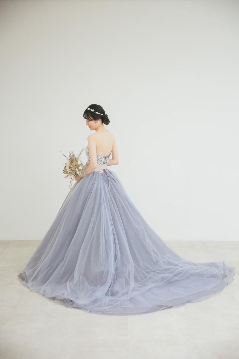 後ろ姿も華やかに