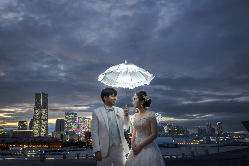 明かりがついた街並みを背景に