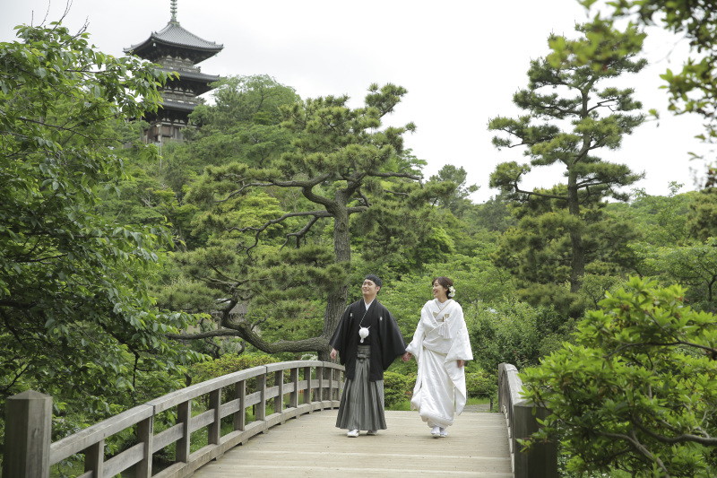 雨が降る橋の上で二人手を繋いで…