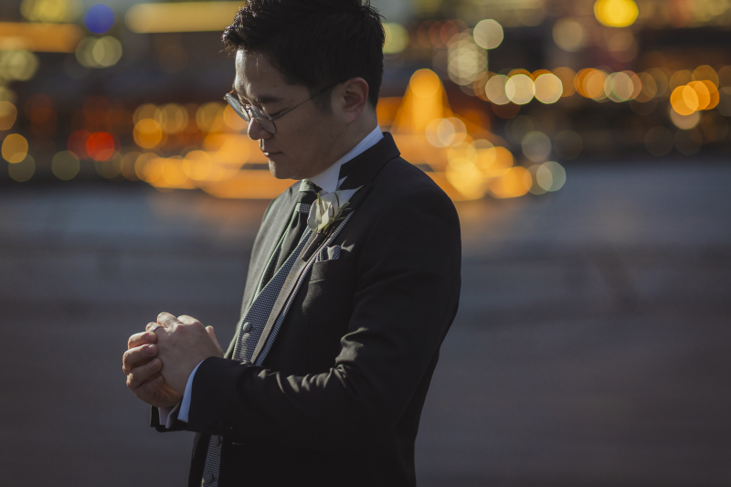 指輪を眺めているシーンも絵になってます♬