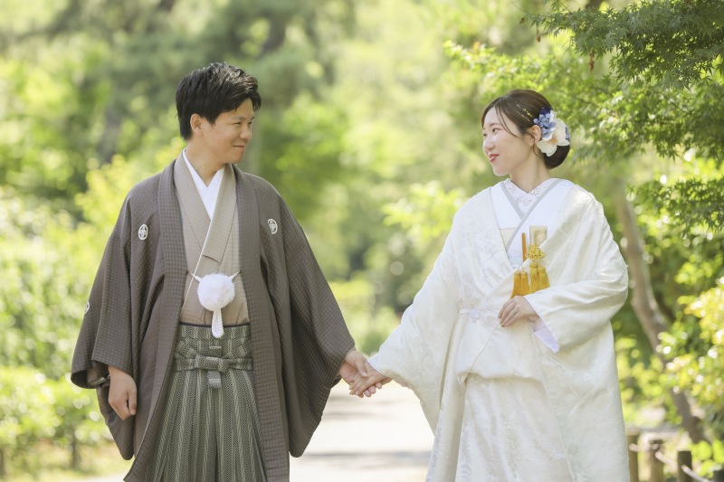 仲良く手を繋いで