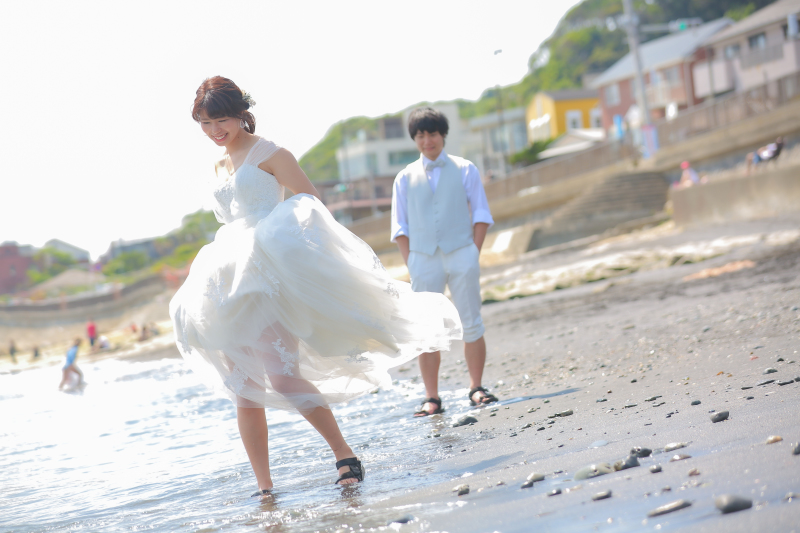 波打ち際で水遊び