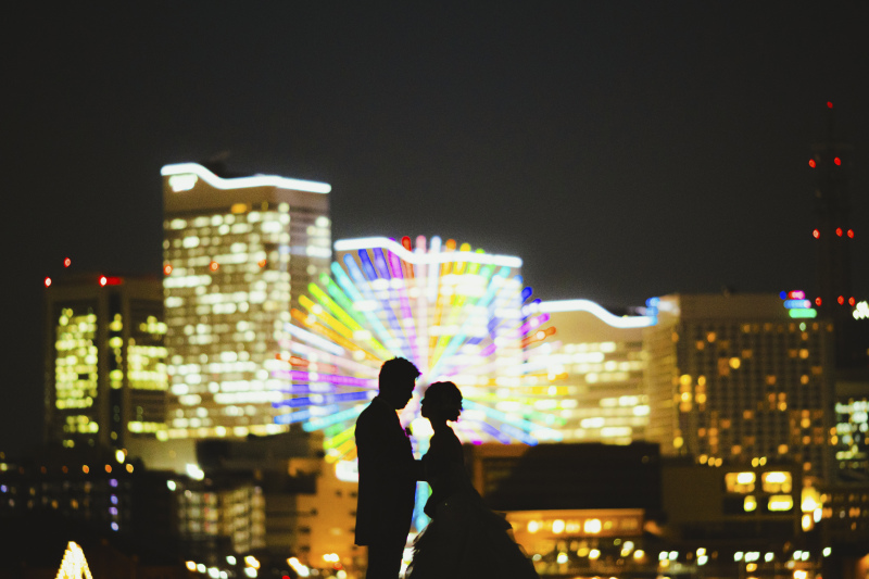 虹色の観覧車を背景に