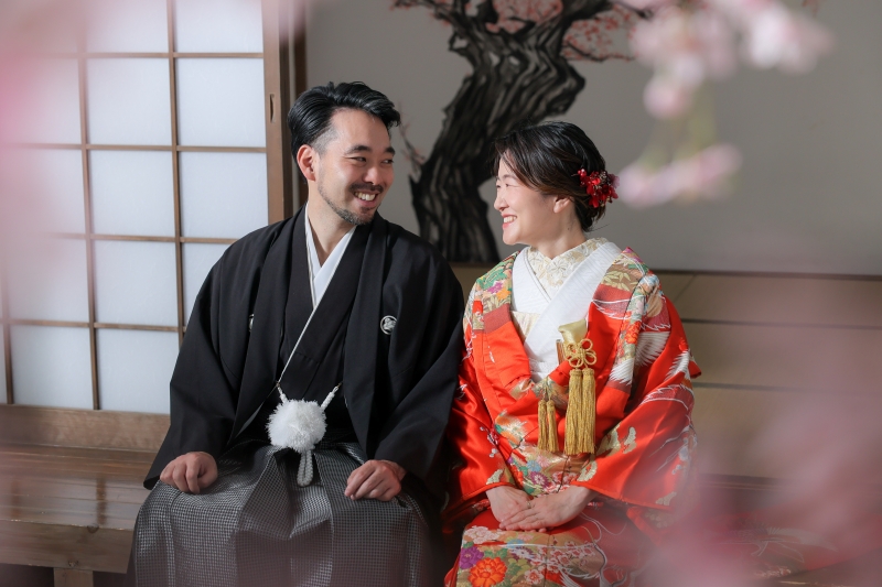 お茶室で桜を前ボケに