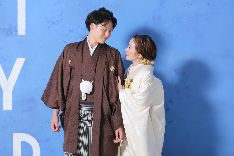 青い壁の前にて