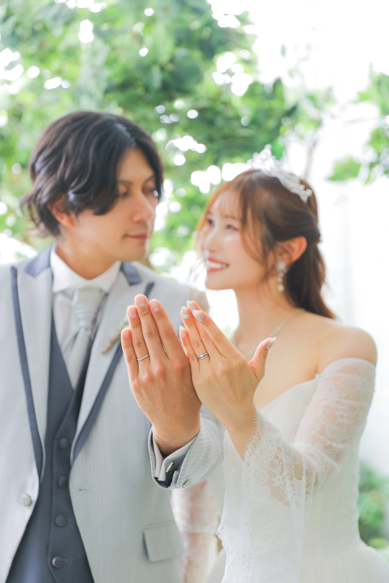 緑に包まれて誓う、指輪ショット