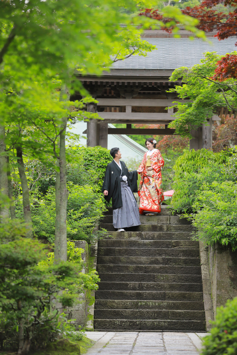 手を取り合って