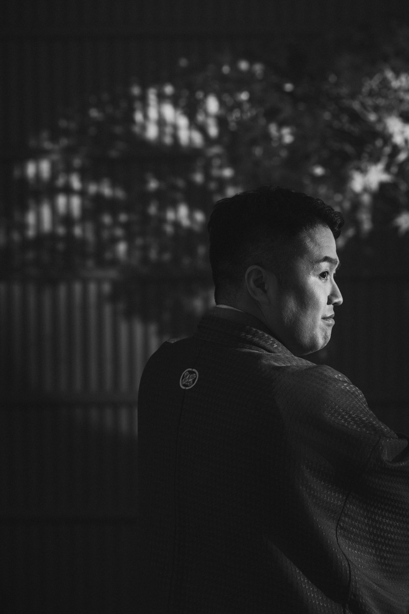 新郎・モノクロ横顔