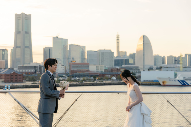 お花を渡しに行く新郎さん